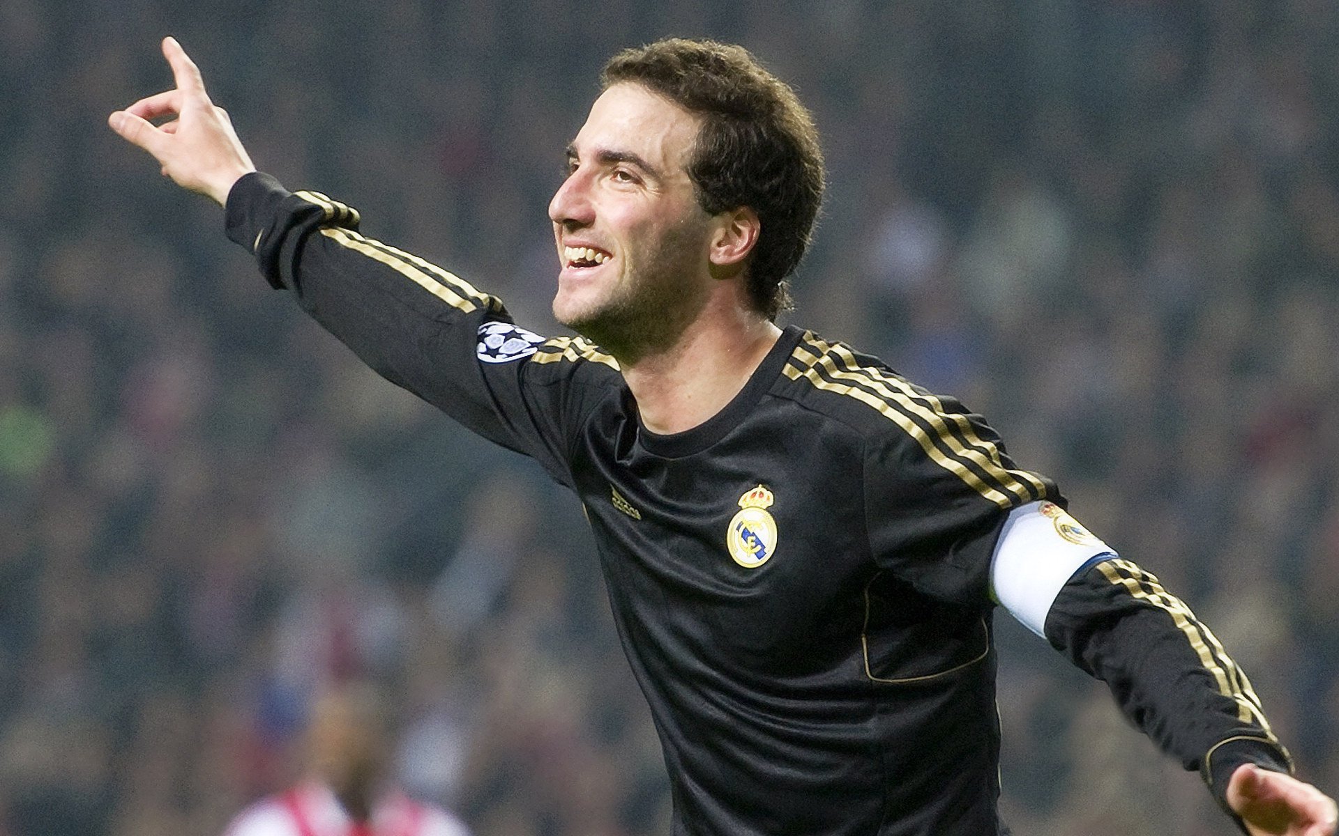 中国男子4×200米自由泳接力决赛精彩纷呈，男子4×100米自由泳接力